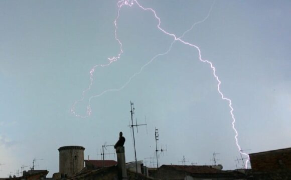 16enne colpito da un fulmine mentre è in gita con gli scout: è grave