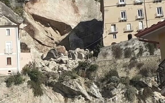Crollo di un muro davanti a una scuola a Genova: nessun ferito ma tanta paura