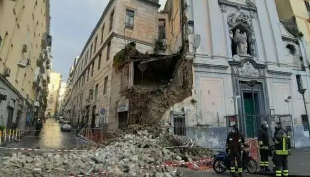 Ultim’ora: crolla una chiesa a Napoli. Panico tra la gente per strada. Traffico in tilt