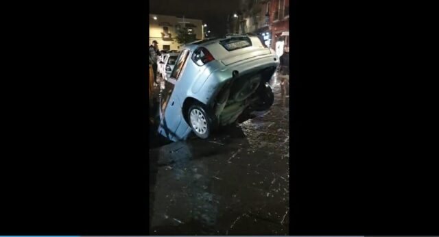 Ultim’ora: la strada crolla e divora  un’auto con il conducente. Il video che sta sconvolgendo Napoli