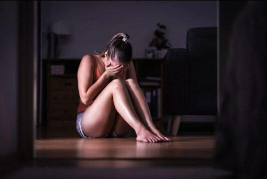 Una 16enne subisce abusi sessuali e violenze di ogni tipo dai genitori. I due non approvano la relazione della ragazza: vogliono “punirla”
