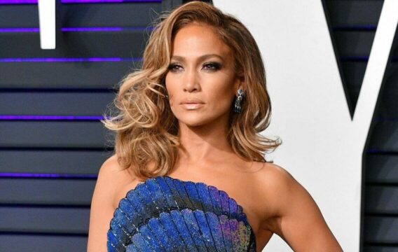 Jennifer Lopez vittima di bodyshaming: polemica social per la cellulite