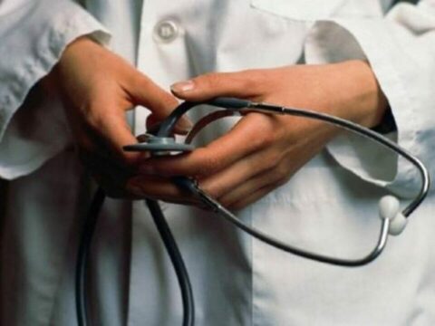 SMS salva una 13enne da un infarto: il medico torna dalle ferie per impiantarle il pacemaker