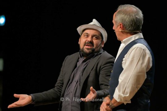 Roberto Carnevale:da Zelig ai live con sketch di generosa bravura e pura comicità