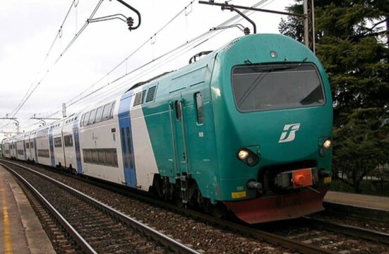 Arrestato un 27enne, picchia la sua compagna sul treno perché incinta