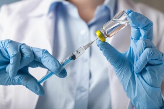 Da oggi vaccino obbligatorio anti covid per il personale scolastico e le forze dell’ordine