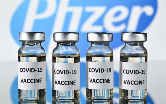 Due dosi di vaccino Pfizer e AstraZeneca abbattono anche la variante indiana.