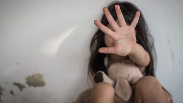 Con il lockdown aumenta la violenza sui minori in famiglia: +13%. E il 65% sono bambine