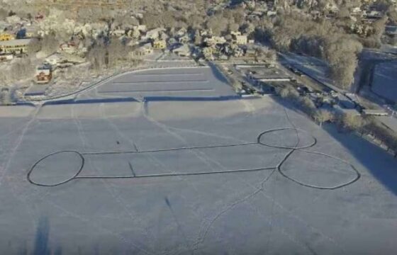 Rischia di morire congelato per disegnare un pene sul lago ghiacciato