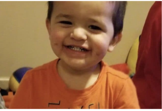 Bimbo di 2 anni trovato morto in un cassonetto: arrestato il compagno 27enne della madre