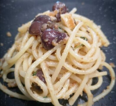 Spaghetti olive nere e peperoncino