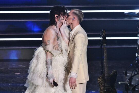 Sanremo 2021, live quarta serata super hot: Achille Lauro bacia Boss Doms e Annalisa “fuori di seno”