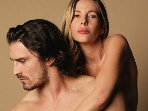 Alessia Marcuzzi nuda e abbracciata ad un sexy modello manda in tilt i social