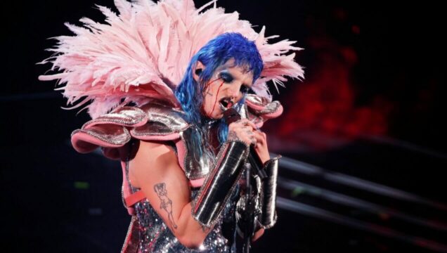 Sanremo 2021 Achille Lauro colpisce con il suo look glamour rock di piume rosa e lacrime di sangue