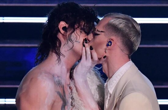 Sanremo 2021, bufera per il bacio di Achille Lauro con Boss Doms. Adinolfi tuona: “Ammucchiata gay”