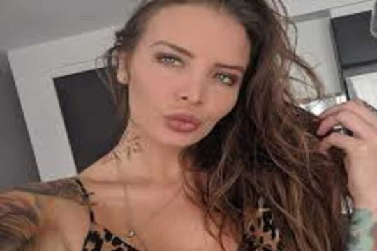 Evelyn, ragazza con due vagine a luci rosse: ” Una la uso con il mio fidanzato, l’altra con tutti”