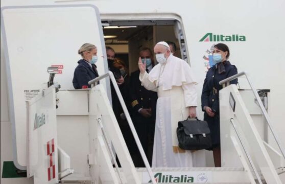 Papa Francesco è in volo per Baghdad: è la prima volta in Iraq per un pontefice