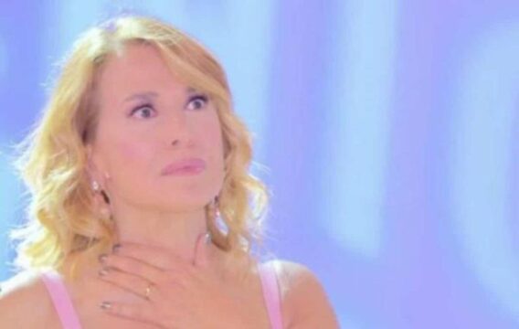 Panico a Pomeriggio 5, Barbara D’Urso interrompe la diretta: un boato gela tutti poi va la pubblicità