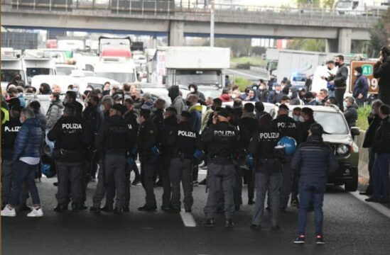 Scoppia la rabbia dei commercianti: bloccano l’autostrada Caserta-Napoli per protesta contro l’ordinanza di chiusura