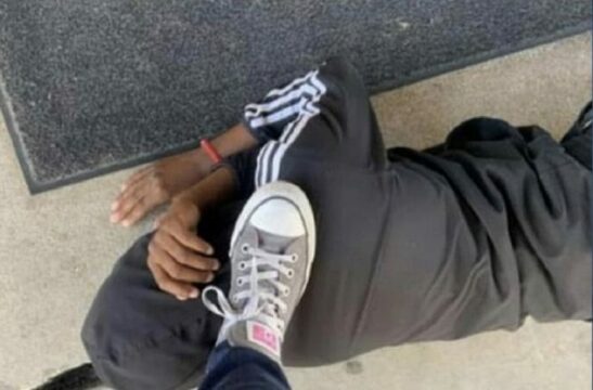 Shock sul web: aggredisce col piede sul collo una minorenne afroamericana e posta la foto sui social. Era la sua insegnante
