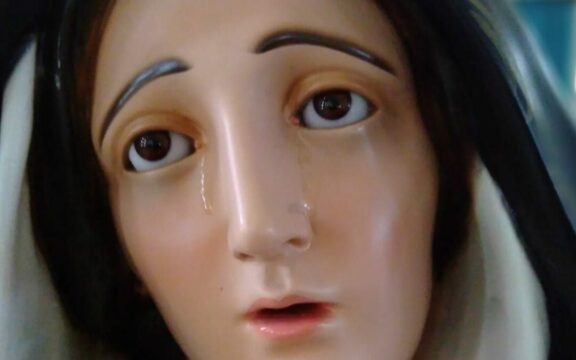 “La Madonna piange”: scoppia il caso in una chiesa e la Curia reagisce così