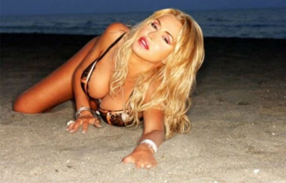 Valeria Marini scatenata all’Isola dei Famosi spagnola bacia in bocca la naufraga: il bacio lesbo infiamma il web