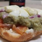 Sandwich con salmone avocado, formaggio fresco e cipolla rossa