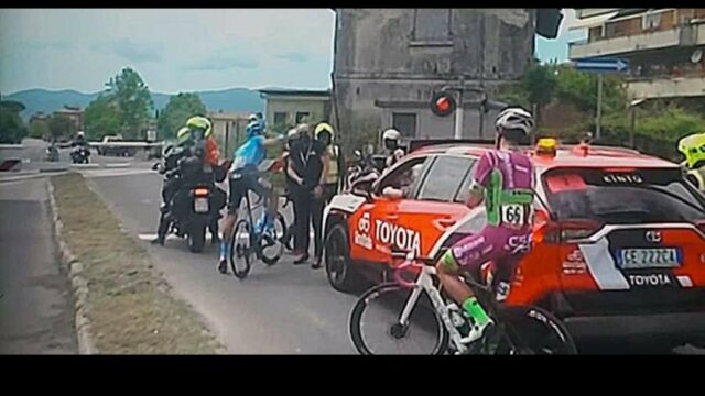 Clamoroso al Giro d’Italia: i ciclisti trovano il passaggio a livello chiuso