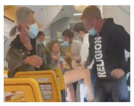 Insulti, calci e sputi in aereo: passeggera litiga con tutti sul volo da Ibiza (e il video diventa virale)
