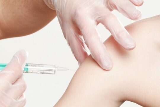 Il governo ha deciso di anticipare a 5 mesi la terza dose di vaccino