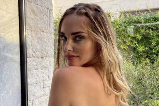 Chiara Ferragni bollente: la foto sui social è da censura completamente nuda sotto la doccia