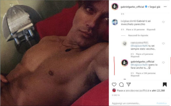 Gabriel Garko bollente è completamente nudo allo specchio: web impazzito. “Che bomba!”