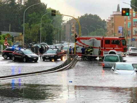 Automobilista disabile bloccato in un sottopasso dall’acqua: i carabinieri lo salvano