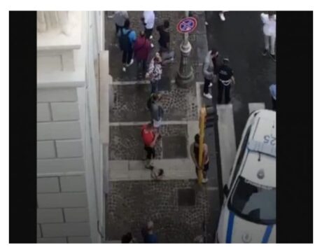 Picchia la fidanzata minorenne in strada: uomo ammanettato a un semaforo.