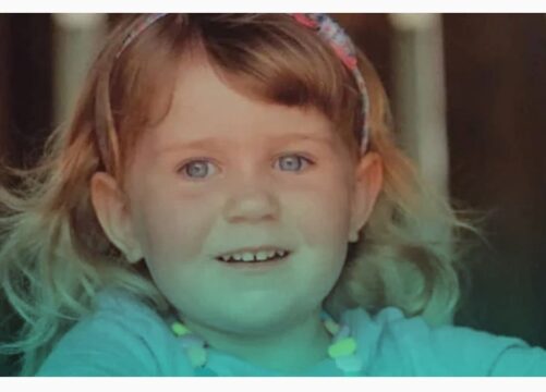 Bimba di 3 anni muore schiacciata dal papà sulle giostre al parco giochi