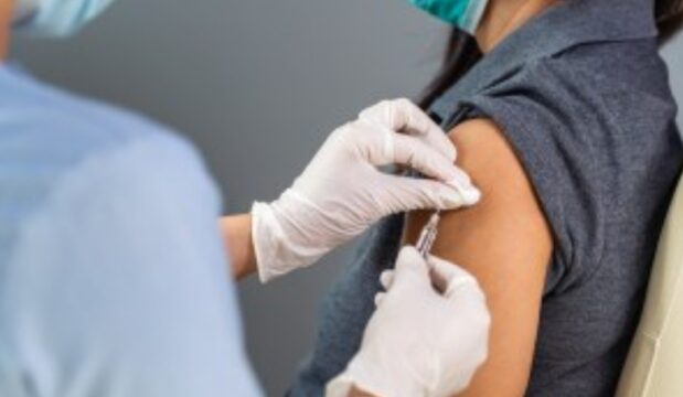 Anche la Campania dice sì al “mix” di vaccini: under 60 vaccinati con AstraZeneca faranno il richiamo con Pfizer o Moderna