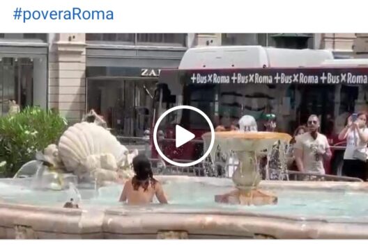 Si spoglia nuda e si tuffa nella fontana davanti a Palazzo Chigi