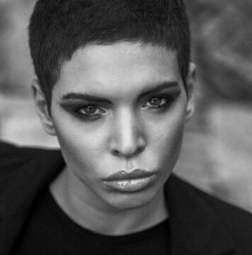 L’ attrice Elvira Carpentieri 22anni ,ha deciso con un gesto estremo di porre fine alla sua vita. È stata trovata morta al Teatro Bellini.