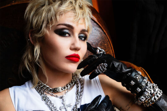 Miley Cyrus rivendica la passione per le donne: “Sono più sexy e sono meglio di tanti peni…”