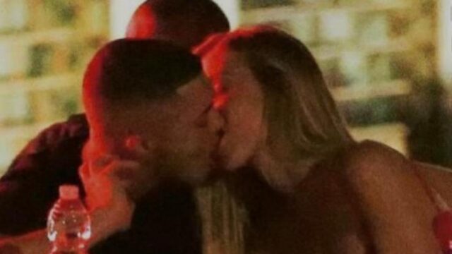 Taylor Mega e il baby fidanzato Sacky è passione bollente: pizzicati dai paparazzi ecco il bacio focoso