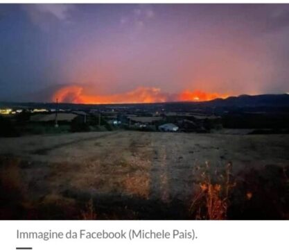 Inferno di fuoco in Sardegna, fiamme sfiorano le case, evacuazioni e strade chiuse: “È un disastro”