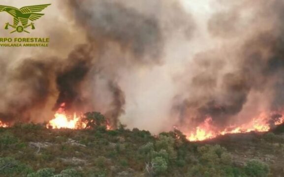Sardegna: sfollate 400 persone ,l’incendio non dà tregua. Evacuato anche centro turistico