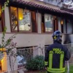 I vestiti vanno a fuoco mentre cucina: una donna muore in casa tra le fiamme