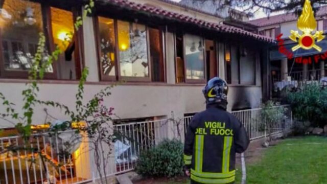 I vestiti vanno a fuoco mentre cucina: una donna muore in casa tra le fiamme