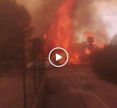 Uno scenario apocalittico :Pescara in fiamme bagnanti in fuga, fuoco in città , feriti. ” Esplosioni e scuola bruciata “.