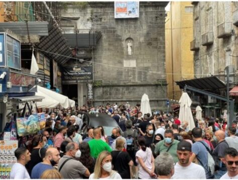 Napoli, folla ai funerali di Emanuele Melillo: l’addio all’autista morto a Capri.Il padre “Ciao amore mio”