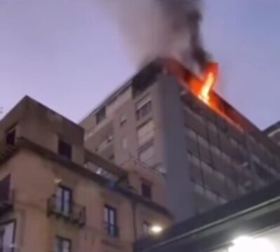 Spaventoso incendio all’ultimo piano di un palazzo: una donna intrappolata tra le fiamme