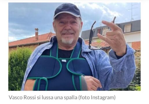 Vasco Rossi cade in bicicletta e si lussa una spalla: “Un male boia”