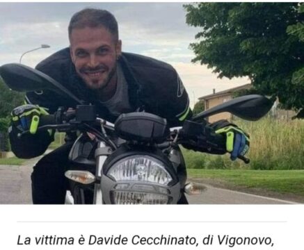 Perde il controllo della moto e finisce contro un palo: Davide muore a 25 anni