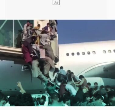 Caos all’aeroporto di Kabul la folla si arrampica sugli aerei per fuggire dall’Afghanistan.Spari in aria per calmare la folla.Gente uccisa dalla calca